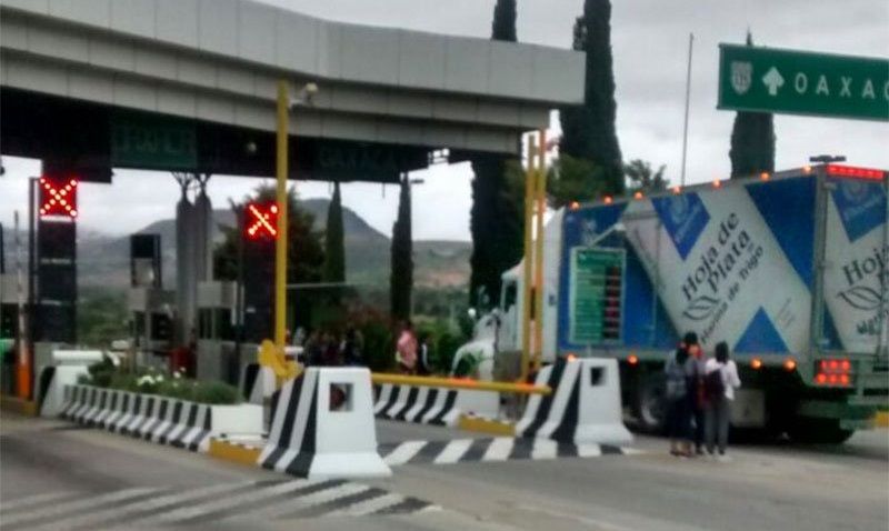 Normalistas toman caseta en Oaxaca