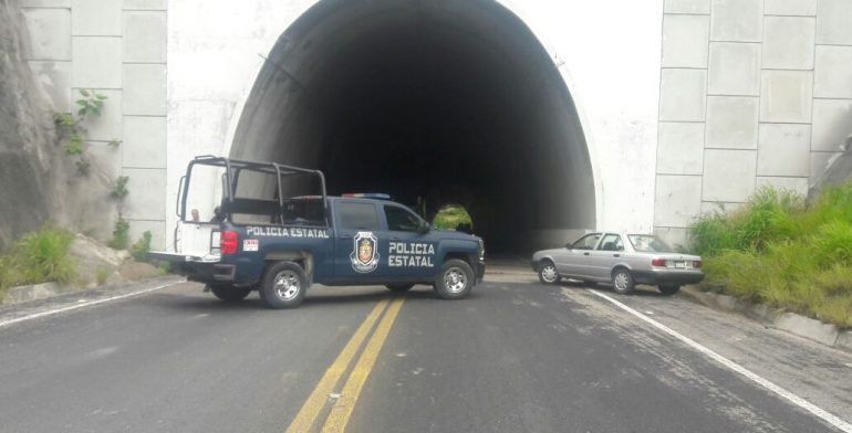 Normalistas se enfrentan a policías y secuestran a cuatro en Guerrero - normalistas-tixtla2