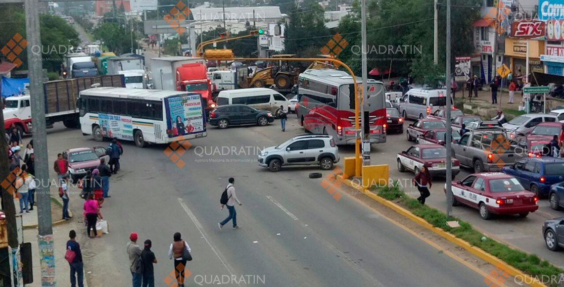 CNTE retiene camiones en crucero de Hacienda Blanca - oax_bcnte_1