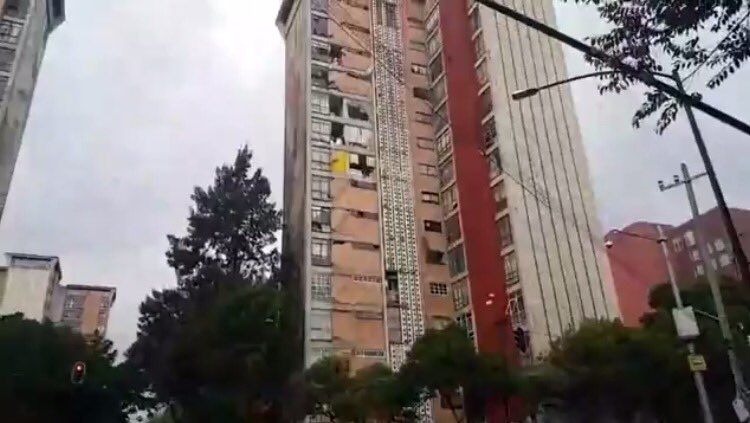 Inhabitables departamentos de edificio en la Doctores