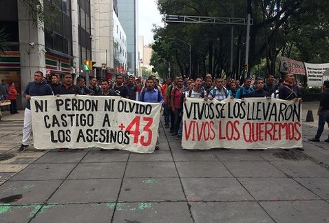 Este martes marcharán en silencio padres de los 43