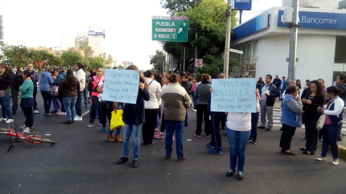 Padres inconformes bloquean Tlalpan