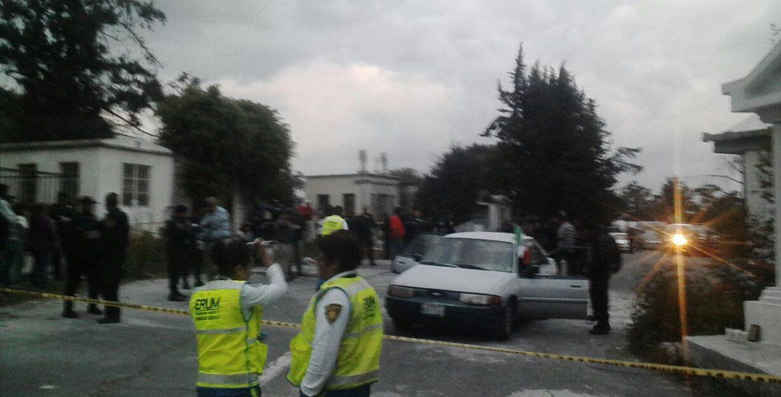 Encuentran tres cadáveres en auto abandonado en panteón de Iztapalapa