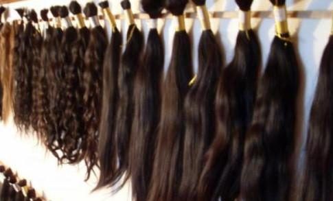 Venezolanas venden su pelo por alimentos y medicina