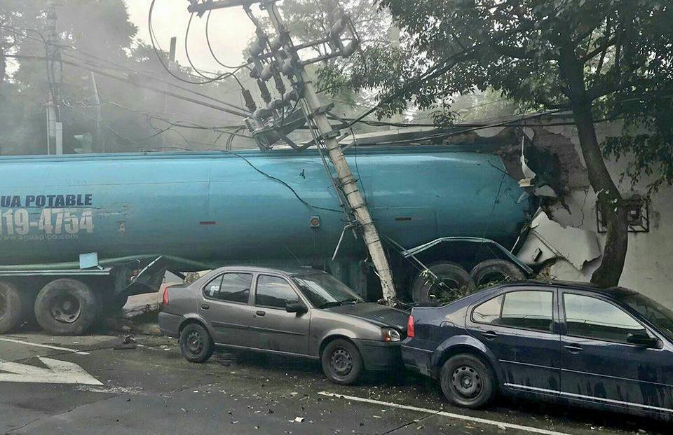 Chofer de pipa culpó a frenos por accidente Chofer de pipa culpó a frenos por accidente