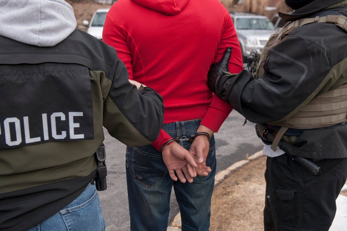 Agentes de ICE engañan a mexicano y lo deportan