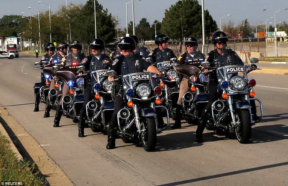 Policía queda herido tras escoltar a Trump al aeropuerto - policías-indianapolis