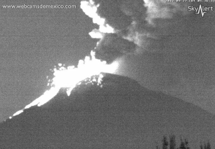 Explosión y fumarolas en volcán Popocatépetl - popocatepetl