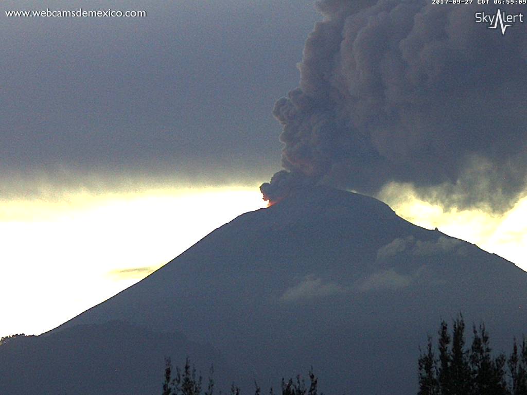 Explosión y fumarolas en volcán Popocatépetl