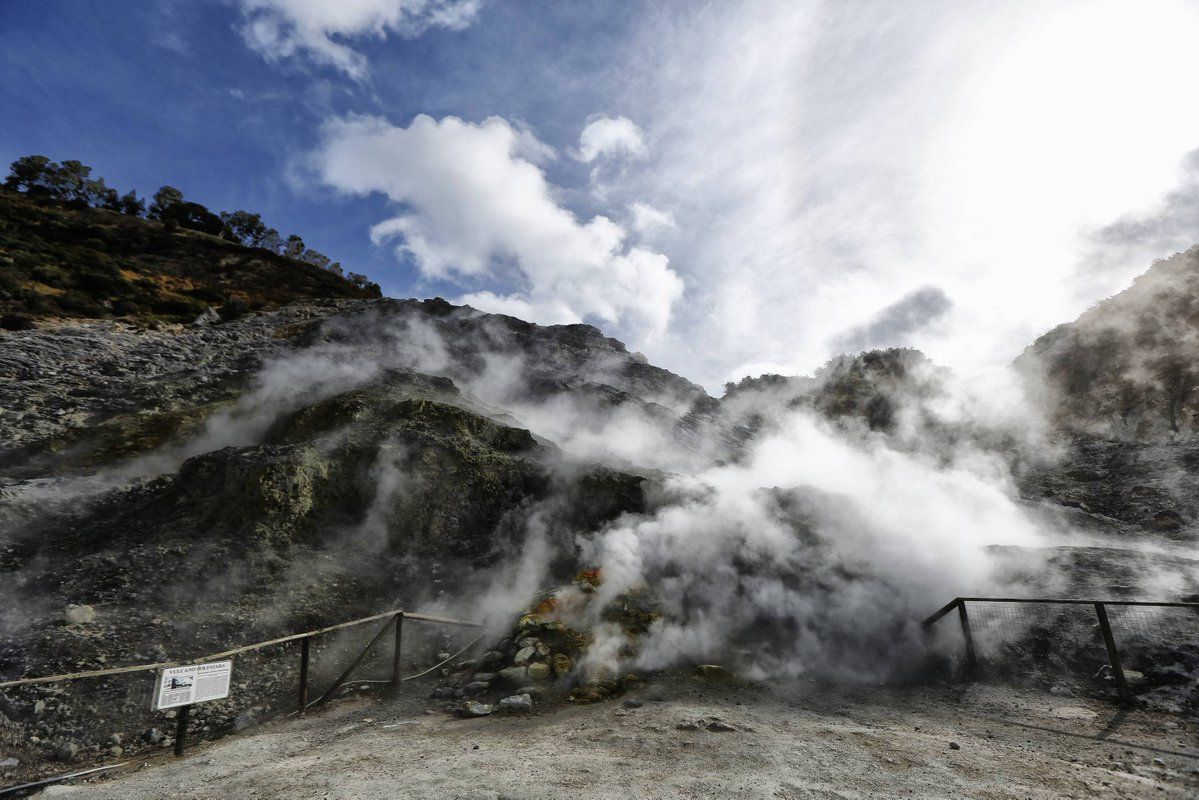 Mueren tres tras caer a cráter volcánico en Italia - pozzuoili-italia-napoles