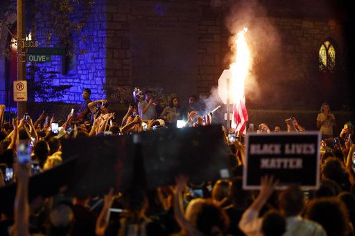 Exoneración de expolicía que mató a afroamericano provoca protestas en EE.UU.