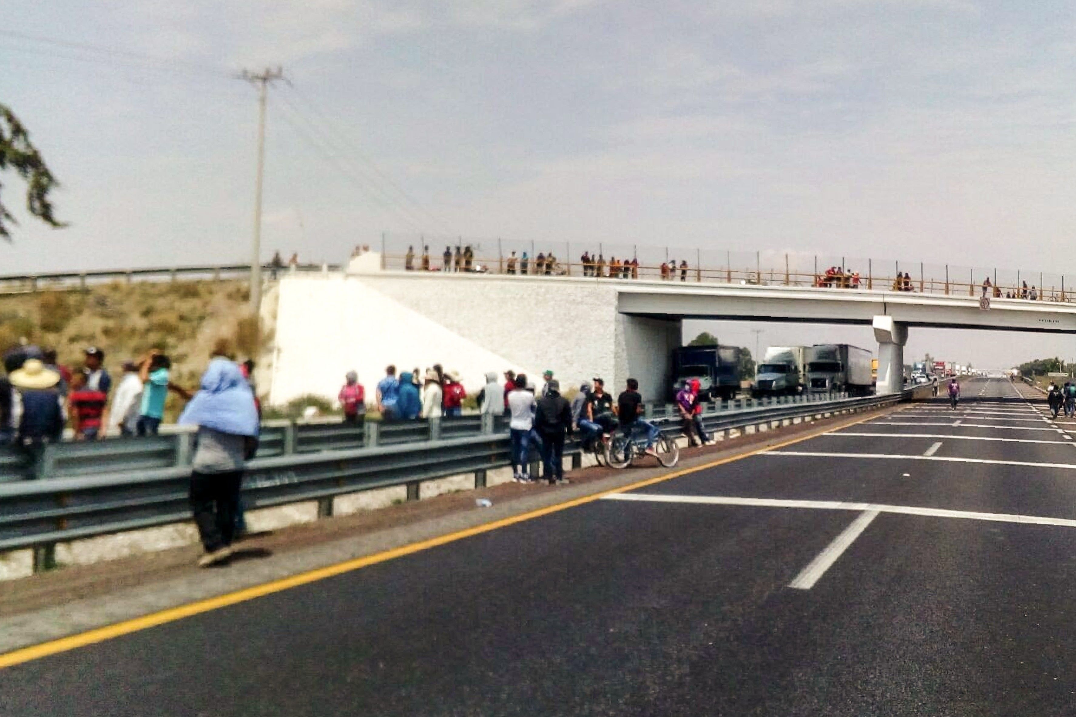 Ladrones de combustible cierran la Puebla-Orizaba - puebla-2-1