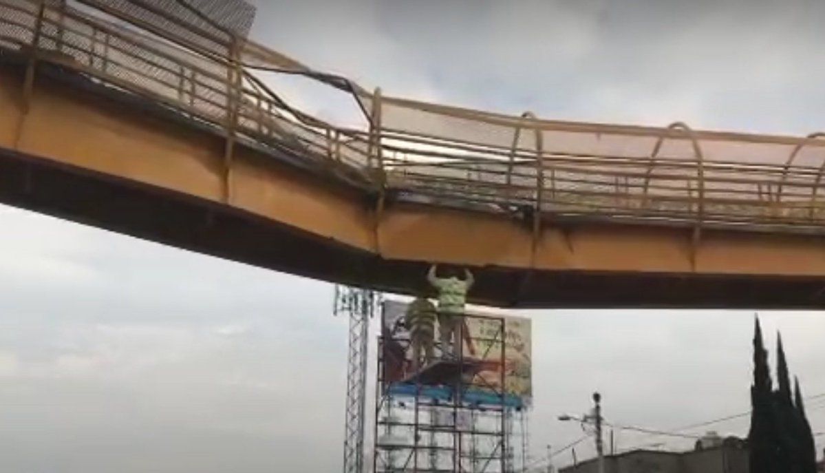 Cierre parcial de la México-Puebla por daños en puente peatonal