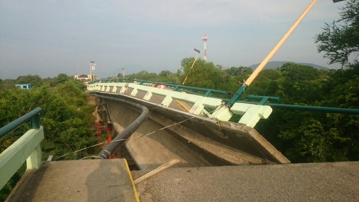 Colapsa puente en Oaxaca tras sismo de este sábado