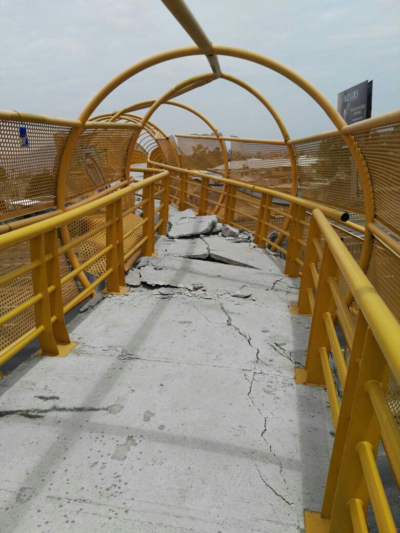 Cierre parcial de la México-Puebla por daños en puente peatonal - puente
