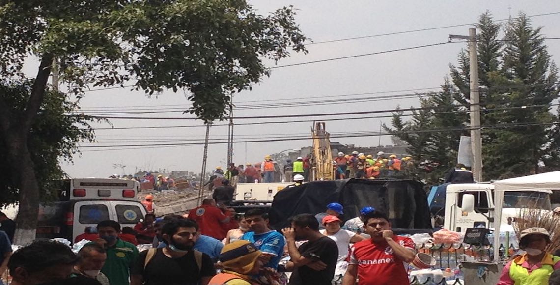 Excavadoras comienzan remoción de escombros en fábrica de Chimalpopoca