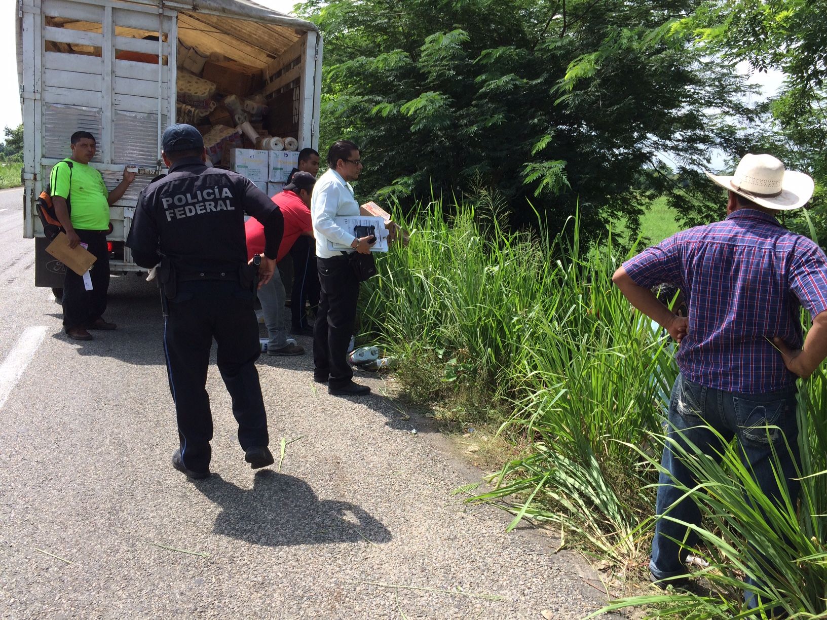 Evitan rapiña de camioneta con abarrotes que volcó en Tabasco