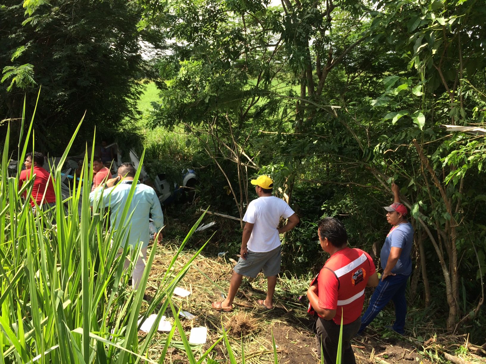 Evitan rapiña de camioneta con abarrotes que volcó en Tabasco - rapiña-tabasco