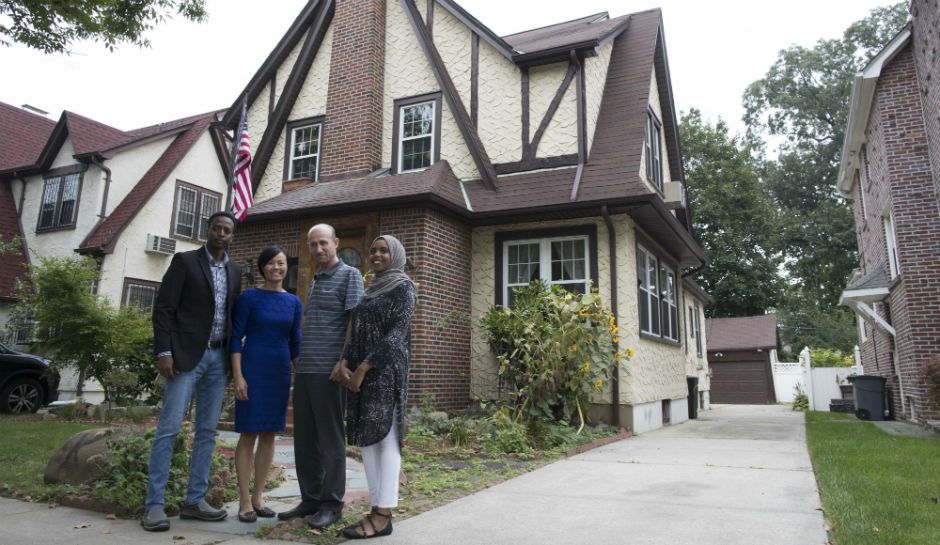 Refugiados se reúnen en casa donde Trump pasó su infancia