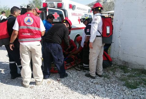 Rescatan a joven lesionado en cerro de Durango - rescate-joven