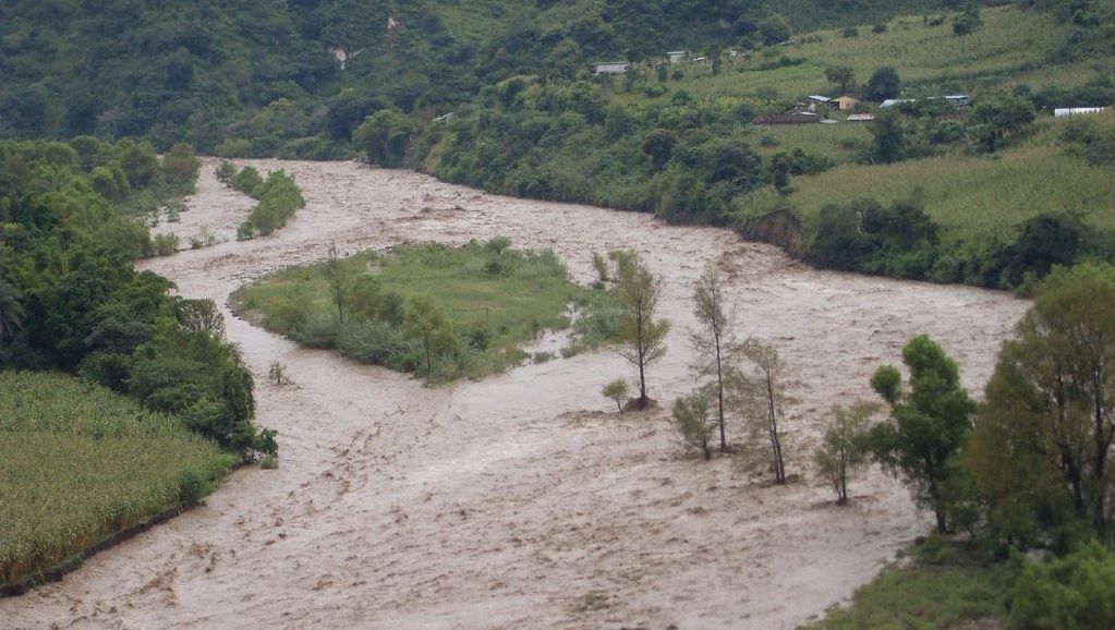 Desalojan a 11 familias tras desbordamiento de río en Chiapas