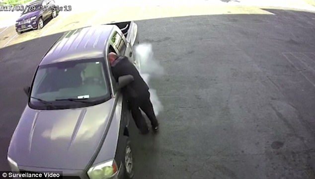 #Video Arrastran a hombre al intentar evitar el robo de su camioneta