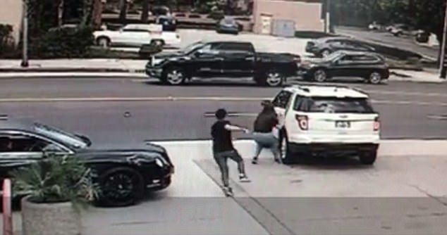 #Video Persigue a ladrona y es arrastrado por una camioneta