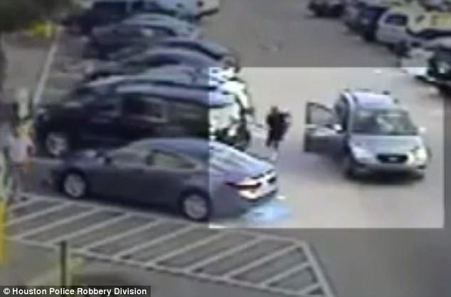 #Video Ladrón arrastra a mujer para quitarle su bolso