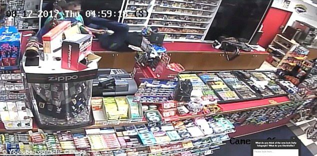 #Video Empleado de tienda se enfrenta a dos ladrones - robo-tienda-2