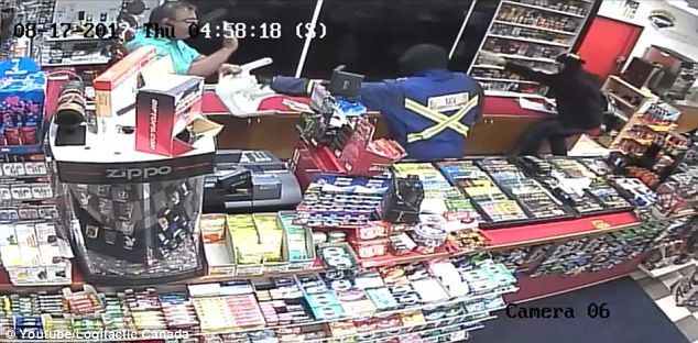 #Video Empleado de tienda se enfrenta a dos ladrones