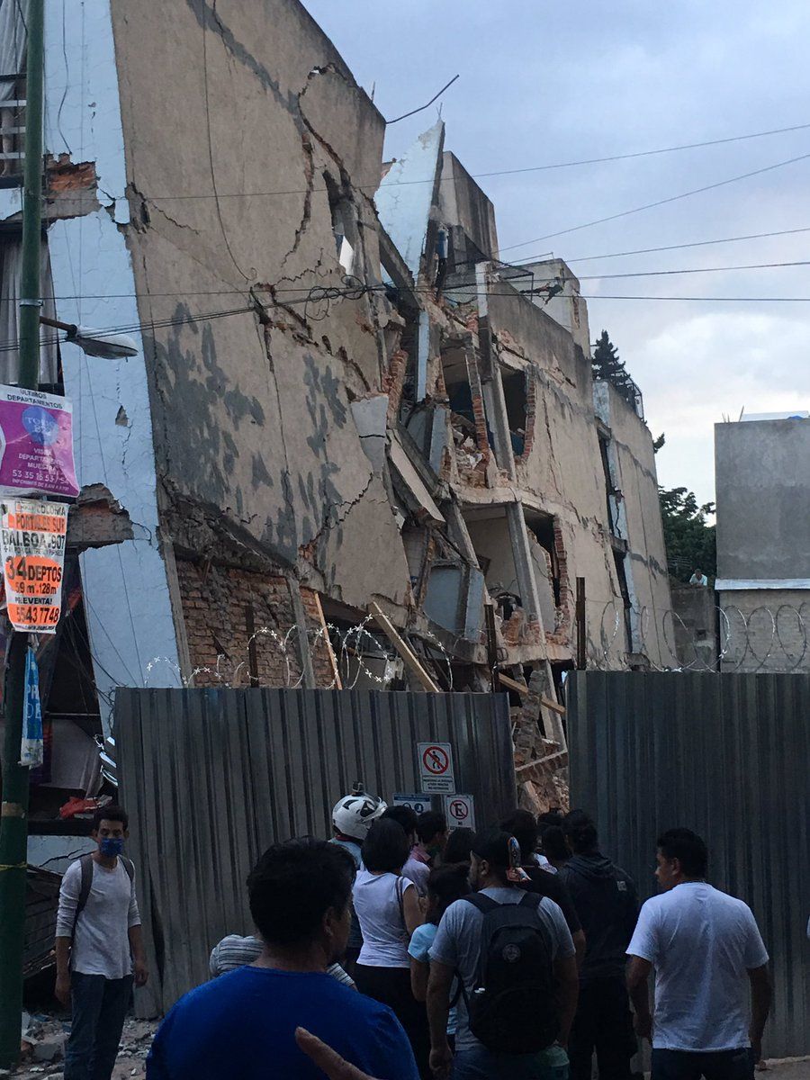 Rescatan dos personas de derrumbe en colonia Portales - saratoga-portales2