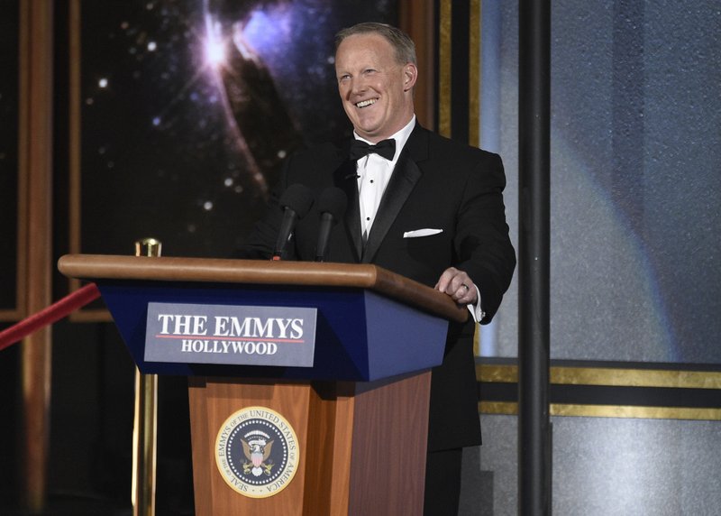 Sean Spicer aparece en entrega de los Emmy - sean-spicer