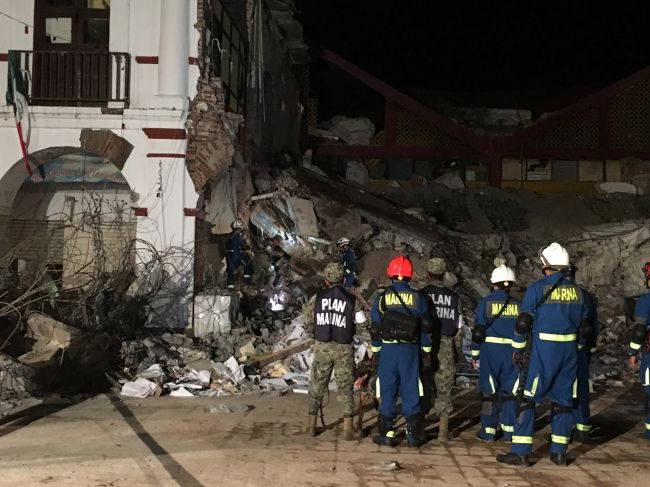 Hallan cuerpo de policía entre escombros de Palacio Municipal de Juchitán