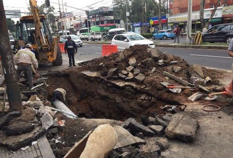 Fuga de agua genera socavón y caos vial en delegación Coyoacán