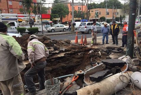 Fuga de agua genera socavón y caos vial en delegación Coyoacán - socavon-universidad-fuga-agua-tuberia-bomberos-sacmex-noticias_milenio_MILIMA20170906_0337_8