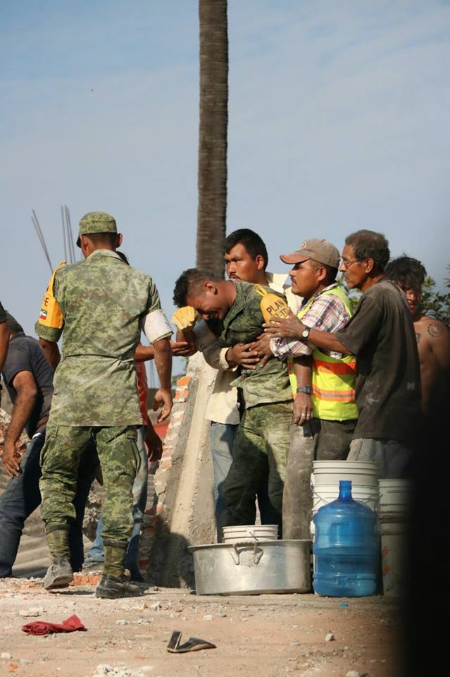 Soldado rompe en llanto tras rescate fallido en Morelos - soldado-sismo-morelos