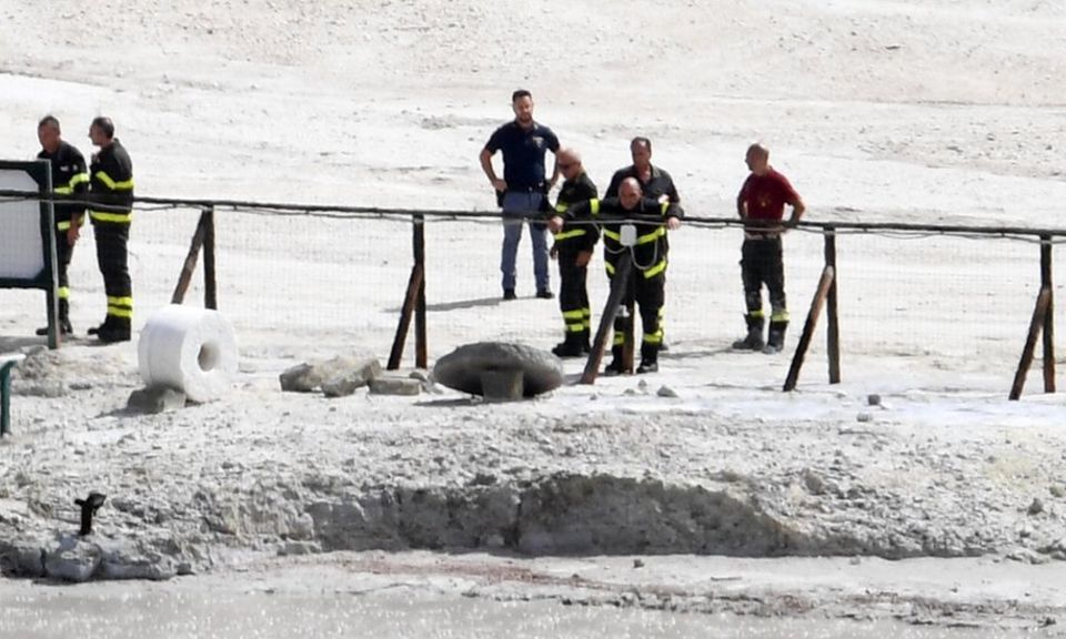 Mueren tres tras caer a cráter volcánico en Italia