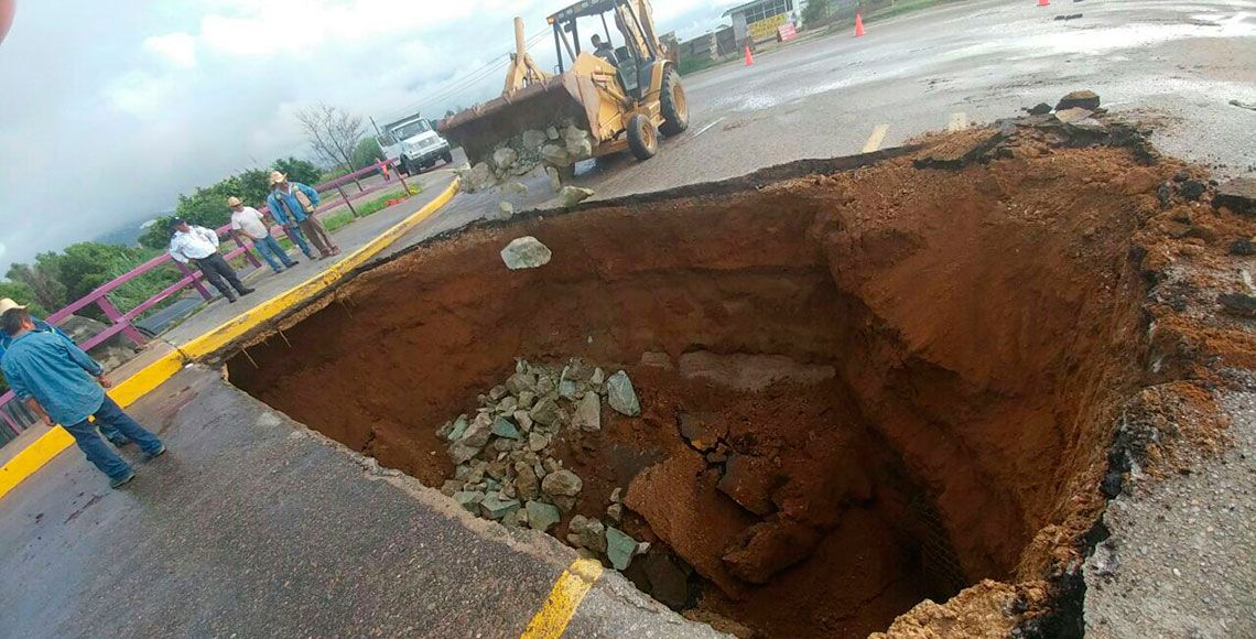 Rellenan con piedras socavón en Oaxaca