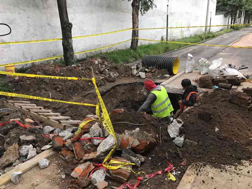 Taxi cae en socavón en la Álvaro Obregón - taxi-carlos-arteaga