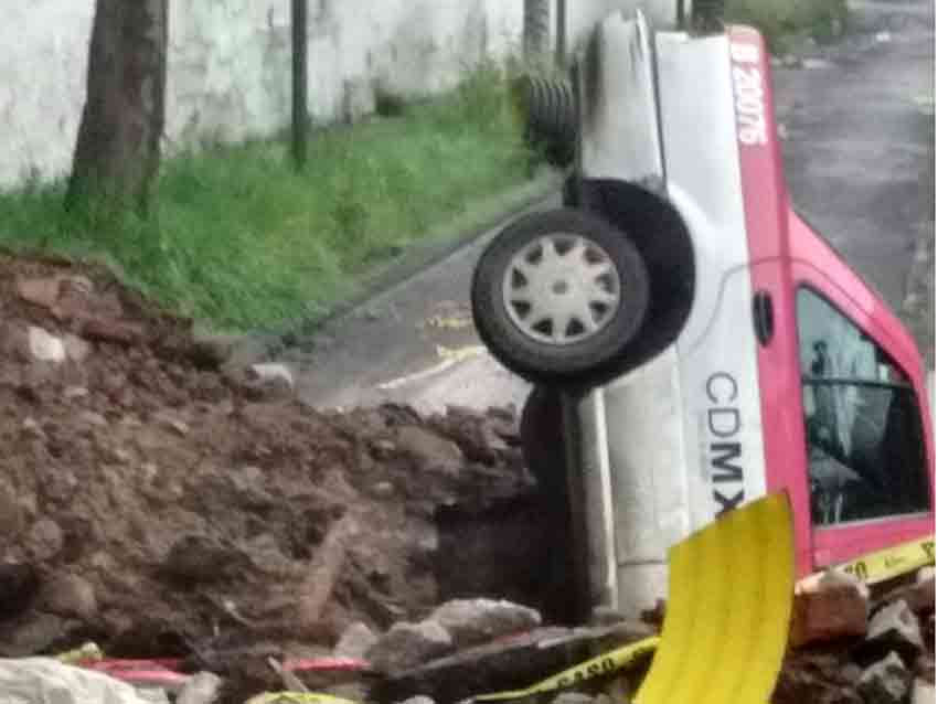 Taxi cae en socavón en la Álvaro Obregón