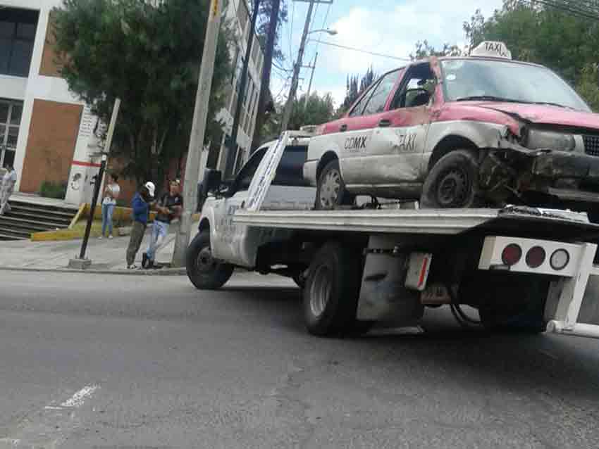 Taxi cae en socavón en la Álvaro Obregón - taxi2