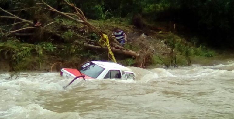 Corriente arrastra taxi con cuatro pasajeros en Veracruz Corriente arrastra taxi con cuatro pasajeros en Veracruz