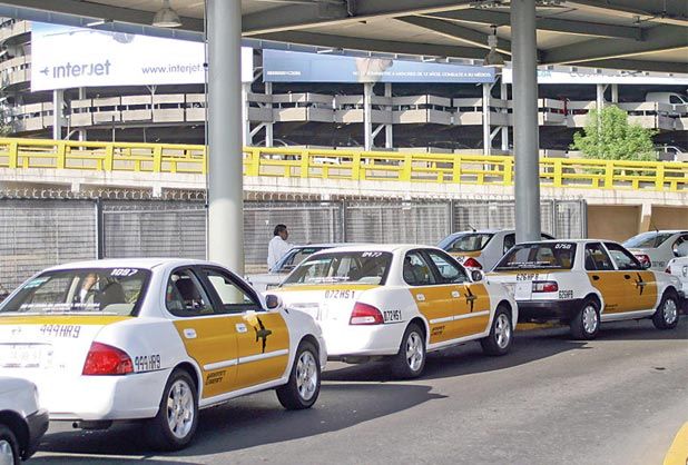 Taxistas del AICM se amparan contra multa de Cofece
