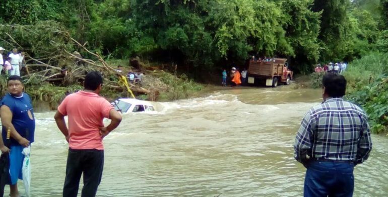 Corriente arrastra taxi con cuatro pasajeros en Veracruz - taxis3009_-770x392