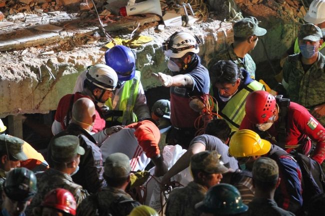 Destaca jefe de Topos participación de voluntarios en escuela Enrique Rébsamen - topos-escuela1