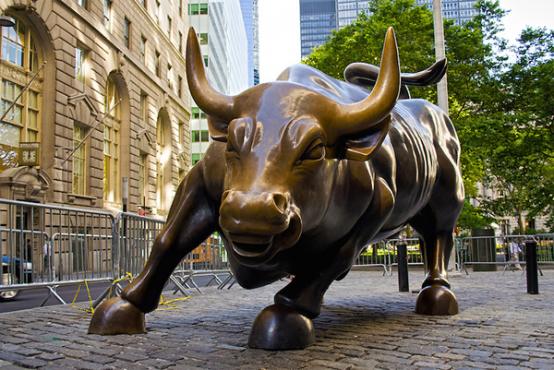 Arrojan pintura azul al toro de Wall Street