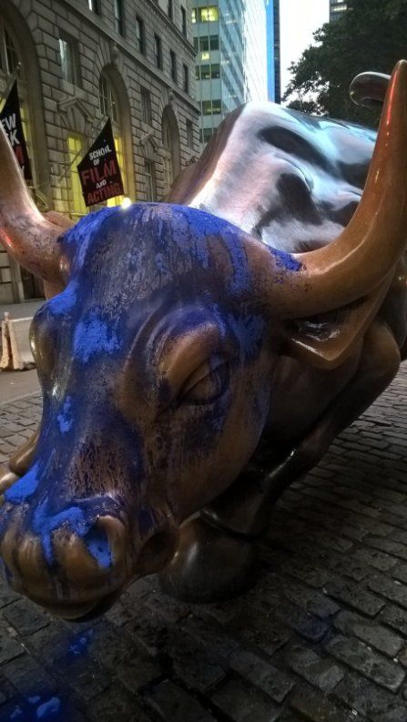 Arrojan pintura azul al toro de Wall Street - toro-wall-street1
