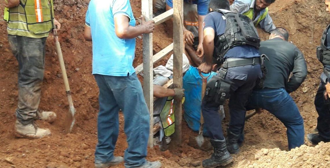 Rescatan a cuatro trabajadores enterrados en Michoacán - trabajadores-2