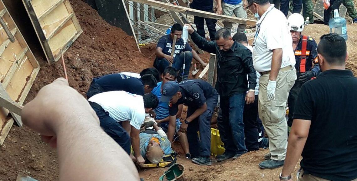 Rescatan a cuatro trabajadores enterrados en Michoacán - trabajadores-4