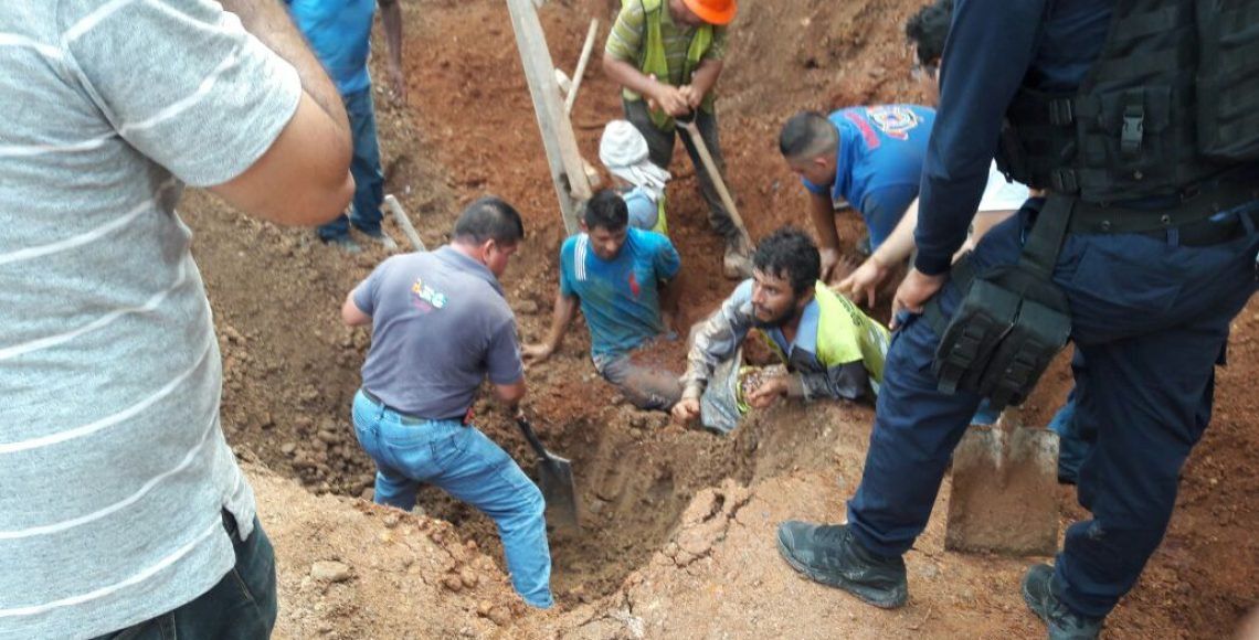 Rescatan a cuatro trabajadores enterrados en Michoacán